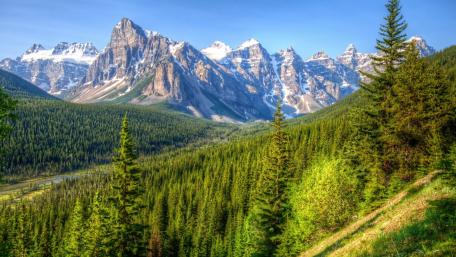 Majestic Mountain Range Under a Bright Blue Sky wallpaper