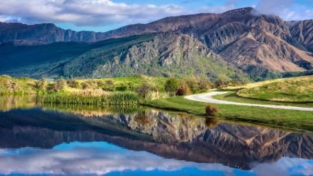 Serene Mountain Reflection in Tranquil Waters wallpaper
