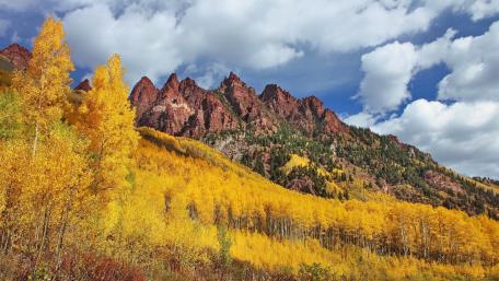 Golden Autumn Serenity Over Majestic Mountains wallpaper