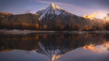 Serene Mountain Reflection at Dusk wallpaper