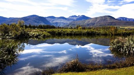 Serene Mountain Reflections in Tranquil Waters wallpaper