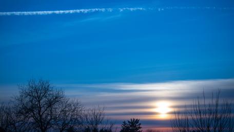 Serene Sunset Over a Tranquil Sky wallpaper