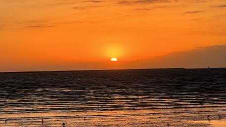 Golden Sunrise Over Tranquil Sea wallpaper