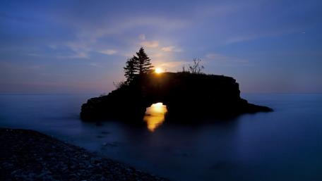 Moonrise at Hollow Rock wallpaper