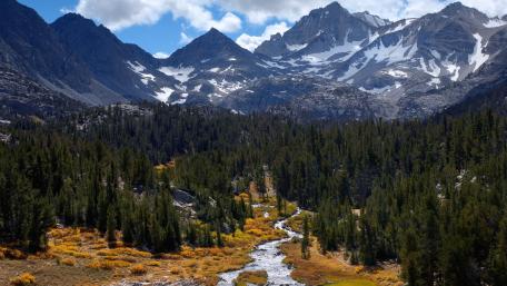 Majestic Alpine Valley Scenic View wallpaper