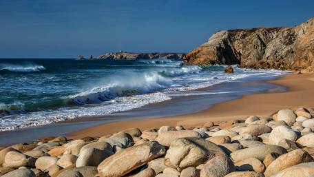 Serene Beach Waves under Clear Sky wallpaper