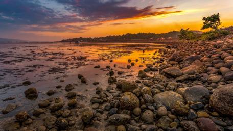 Stunning Sunset Over Serene Shoreline wallpaper