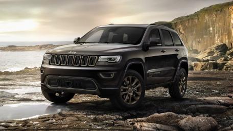 Jeep Grand Cherokee on the Coastline Adventure wallpaper