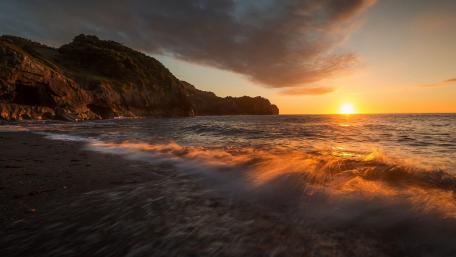 Serene Sunset Over Calm Ocean Waves wallpaper
