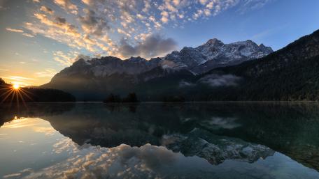 Serene Lake and Majestic Mountain Reflection at Sunrise wallpaper