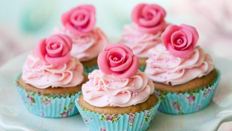 Delightful Cupcakes with Elegant Rose Toppers wallpaper
