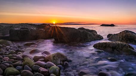 Serene Sunset Over the Shoreline wallpaper