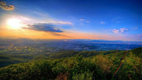Breathtaking Horizon at Sunset Over Urban Landscape wallpaper