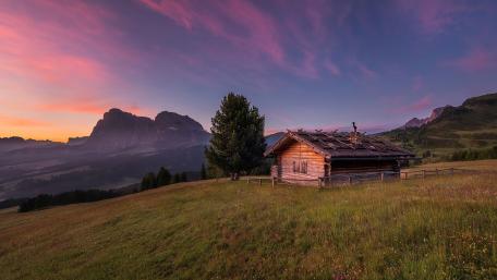 Log cabin in Alpe di Siusi wallpaper
