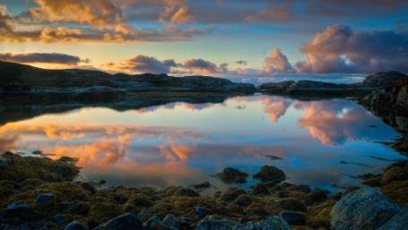 Tranquil Lake Reflections at Sunset wallpaper
