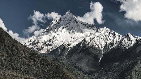 Majestic Peaks of the Alps in Stunning Splendor wallpaper
