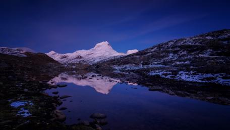 Twilight Serenity in Mountain Reflections wallpaper