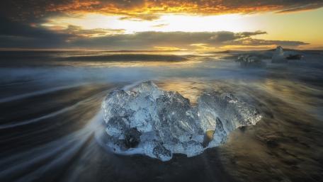 Glacial Beauty at the Shoreline wallpaper