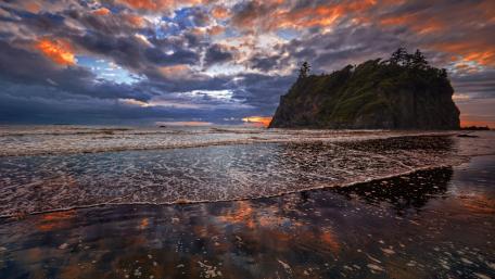 Tranquil Island Sunset Over Serene Ocean Waves wallpaper