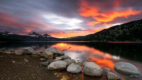 Tranquil Sunset over Serene Lakeshore wallpaper