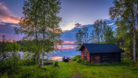 Lakeside Serenity at Dusk wallpaper