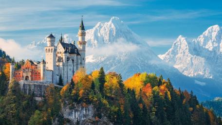 Neuschwanstein Castle at fall wallpaper