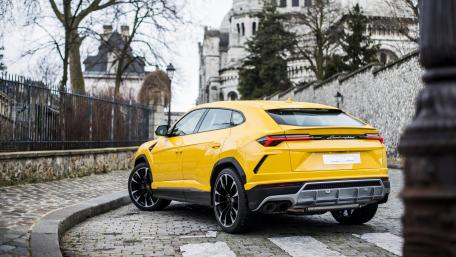 Vibrant Lamborghini Urus in Stunning Urban Setting wallpaper