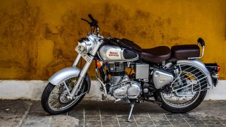Classic Style Meets Modern Performance in Royal Enfield 350 wallpaper