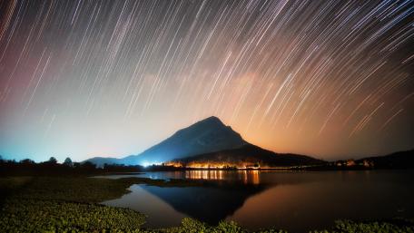Celestial Dance Above Tranquil Waters wallpaper