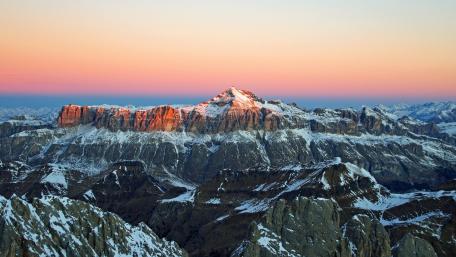 Majestic Mountain Sunset Glow wallpaper