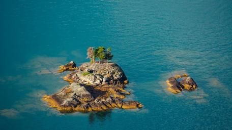 Serene Island Paradise in Blue Waters wallpaper
