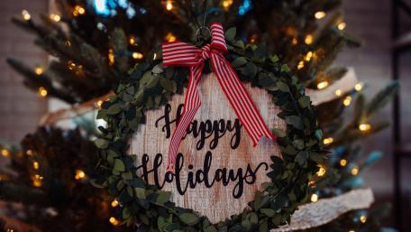 Cheerful Holiday Wreath for Christmas Decoration wallpaper