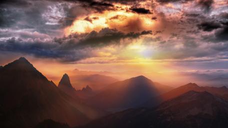Sunset over Majestic Mountains wallpaper