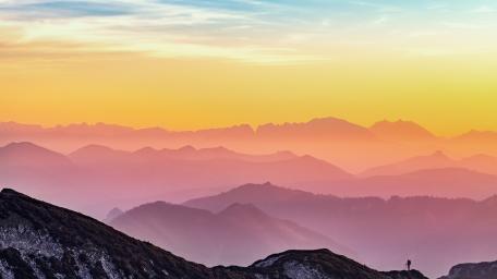 Majestic Sunset Over Serene Mountain Peaks wallpaper