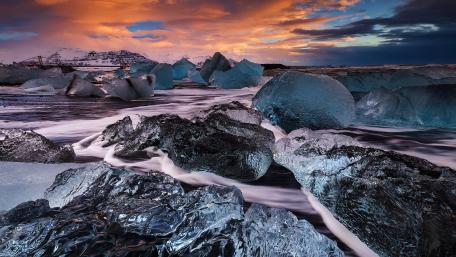Frozen Beauty at Dusk wallpaper