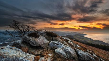 Majestic Sunset Over the Horizon wallpaper