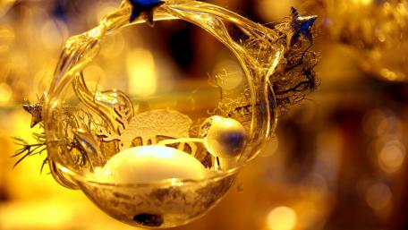 Golden Christmas Elegance in 4K wallpaper