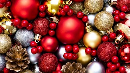 Red, silver and gold Christmas balls wallpaper