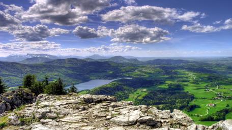 Majestic Mountain Lake View Amidst Lush Greenery wallpaper