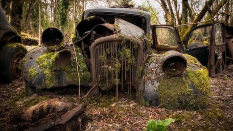 Forgotten Beauty of a Rusty Vintage Ford Model T wallpaper