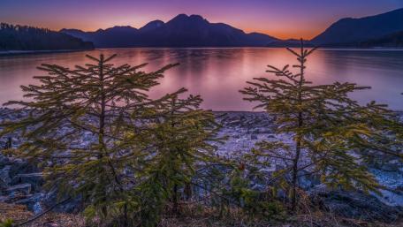 Tranquil Mountain Sunset Over Serene Lake wallpaper