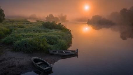 Tranquil Sunset by the Riverbank wallpaper