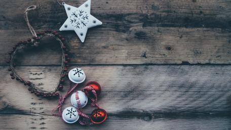 Christmas Cheer on Rustic Wood Planks wallpaper