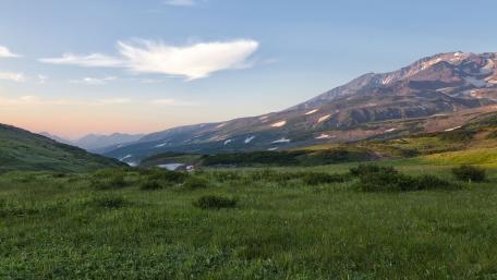 Green fields of Kamchatka wallpaper