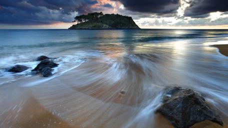 Serene Island Escape Amidst Ocean Waves wallpaper