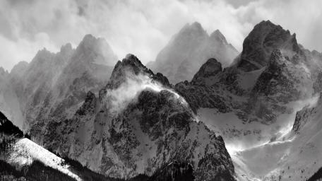 Majestic Foggy Peaks in Monochrome wallpaper