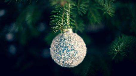 Sparkling Silver Christmas Ornament Wallpaper wallpaper