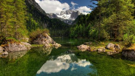 Serene Mountain Lake Reflection in Nature wallpaper