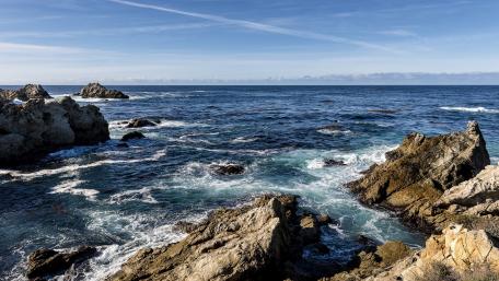 Serene Coastal Escape Amidst the Waves wallpaper