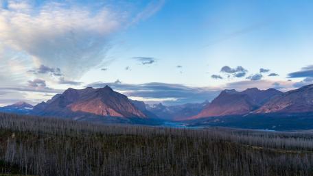 Serene Mountain Landscape at Dusk wallpaper